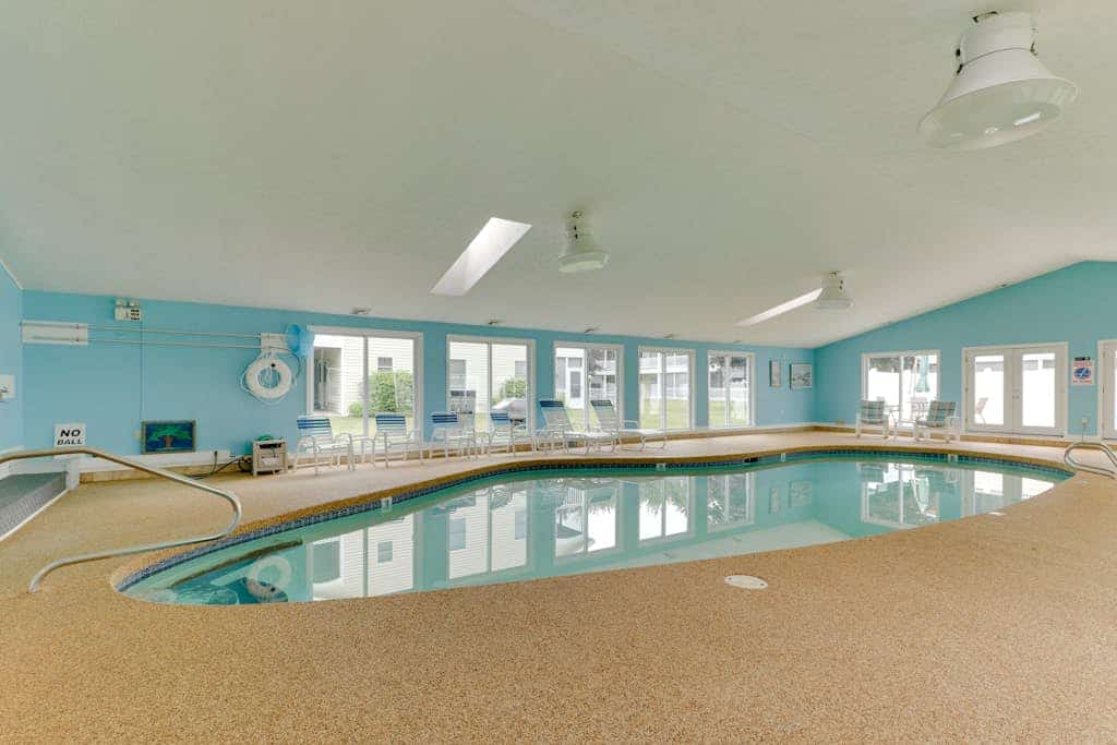 Studio condo with screened porch and seasonal pool/pool table - near beaches