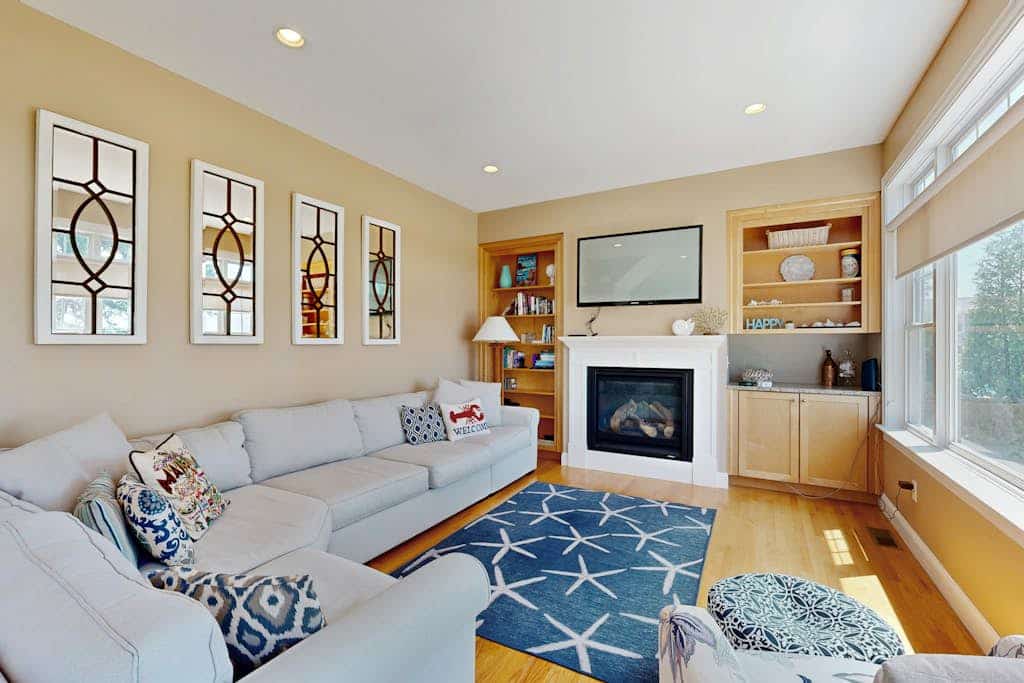 Bright and beautiful bayfront getaway with water access, WiFi, & washer/dryer
