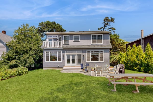 Bright and beautiful bayfront getaway with water access, WiFi, & washer/dryer