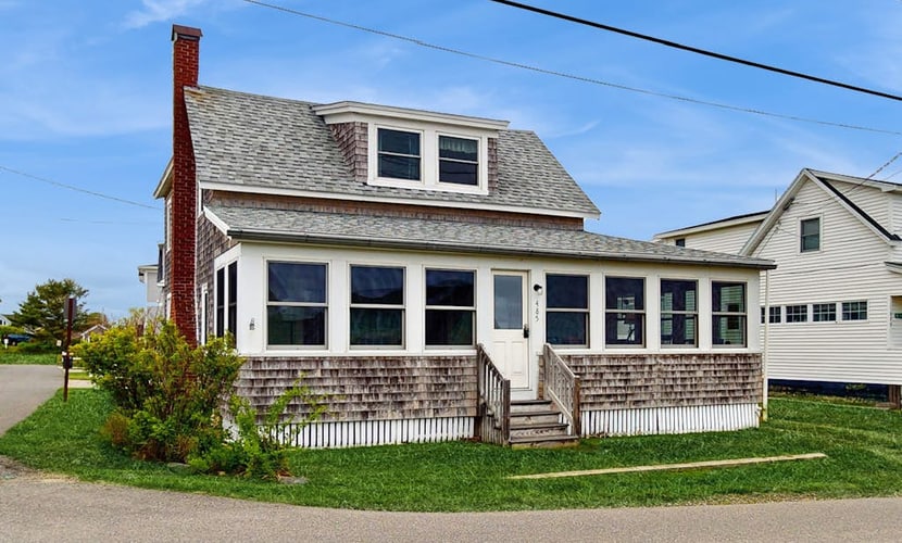 Charming oceanfront cottage w/enclosed porches, steps to the water Dogs OK