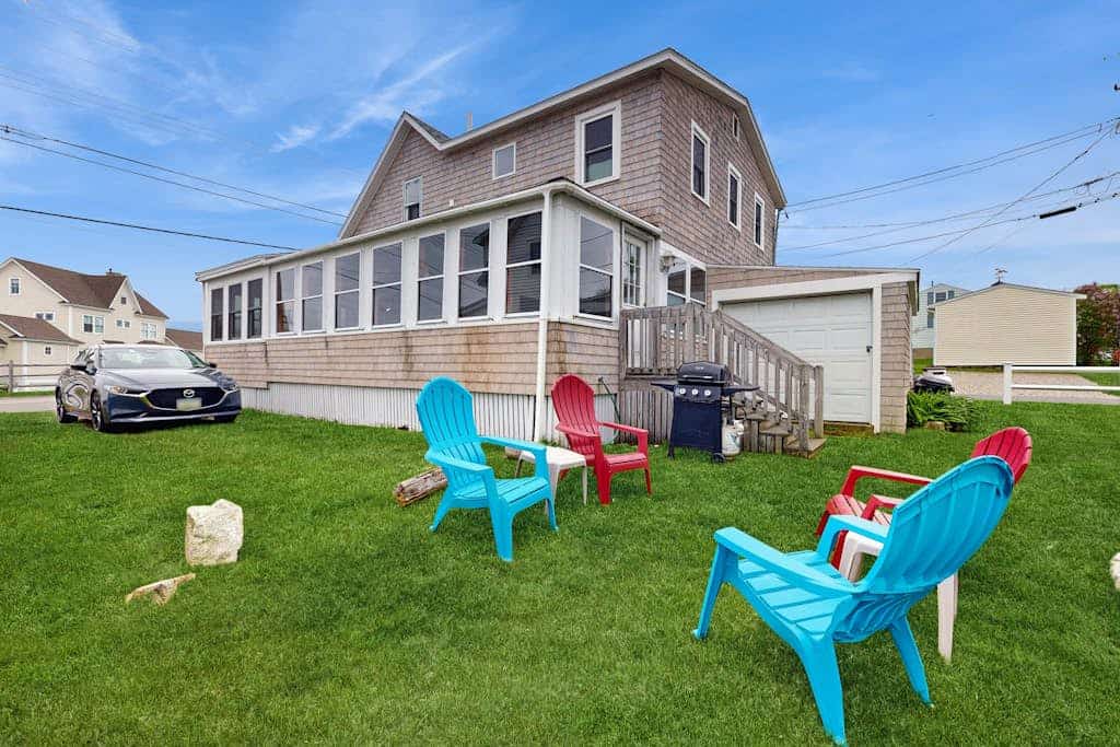 Charming oceanfront cottage w/enclosed porches, steps to the water Dogs OK