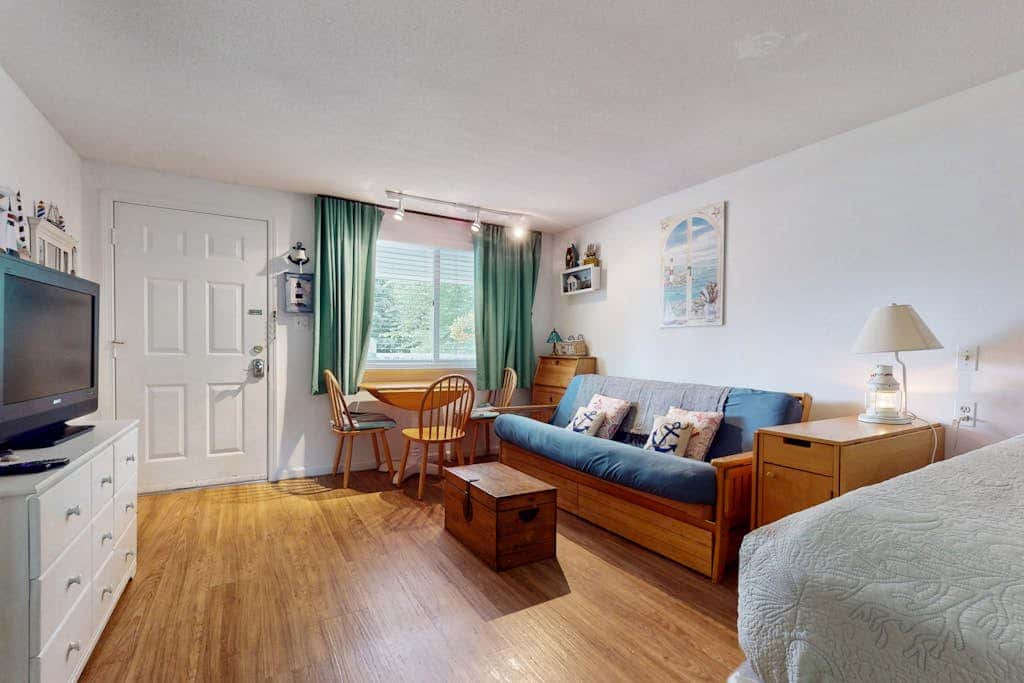 The Lighthouse Getaway -- Holiday House M19