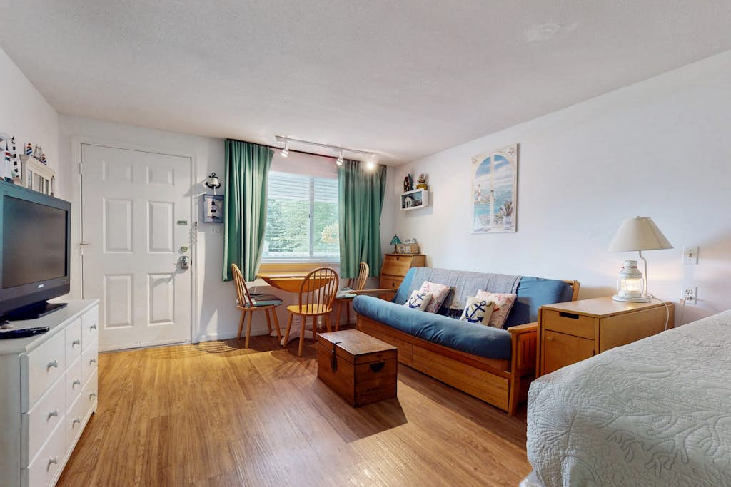 The Lighthouse Getaway -- Holiday House M19