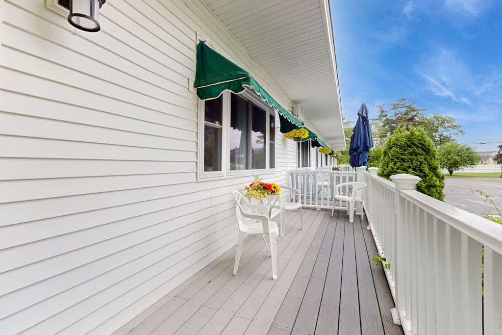 Charming condo suite near the beach & dining with pool & grill