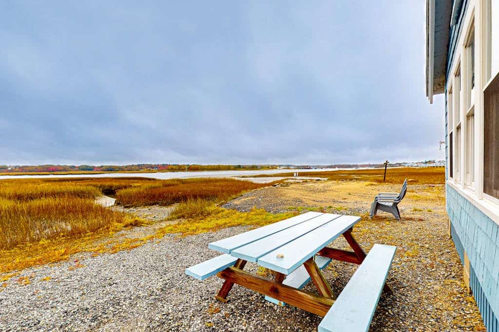Dog-friendly cottage with amazing sunset views, across the street from beach