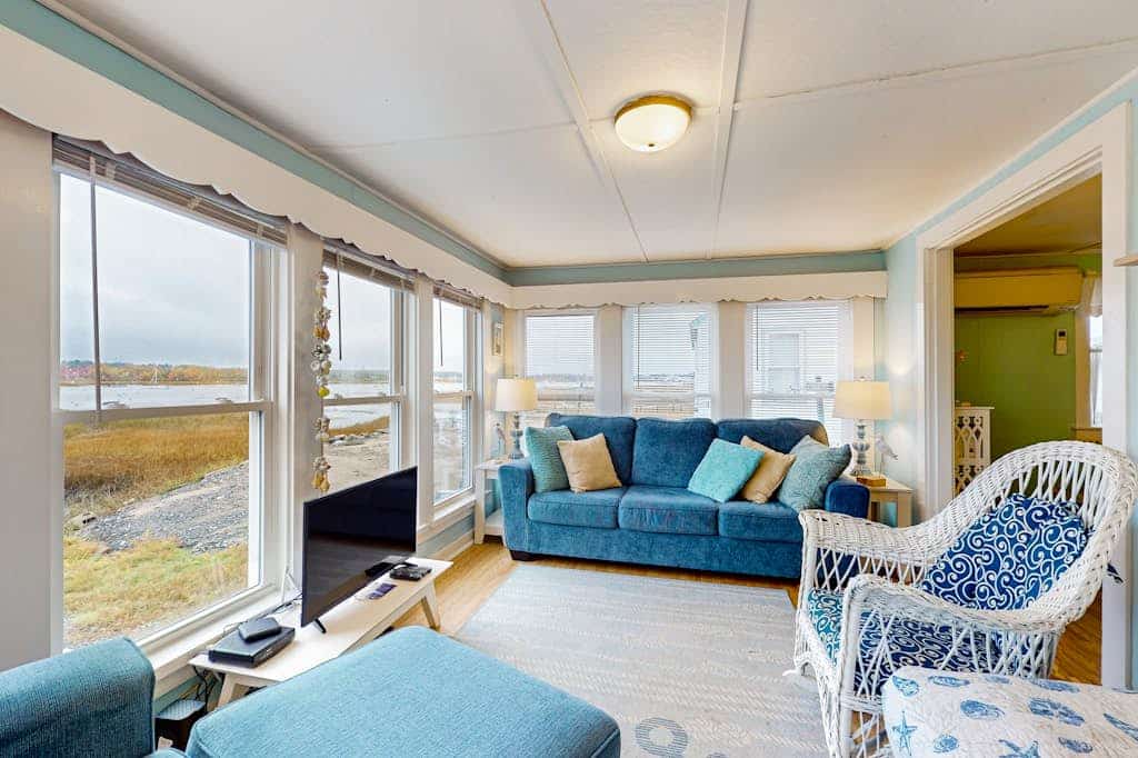 Dog-friendly cottage with amazing sunset views, across the street from beach