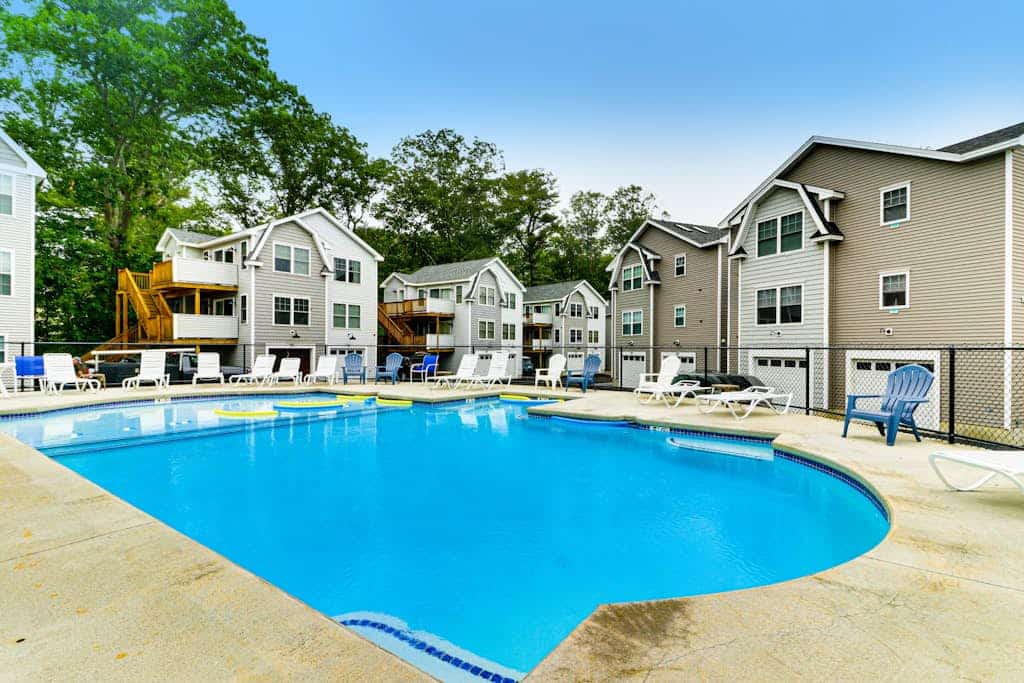 Cheerful condo one mile from Ogunquit Beach with a pool - near dining