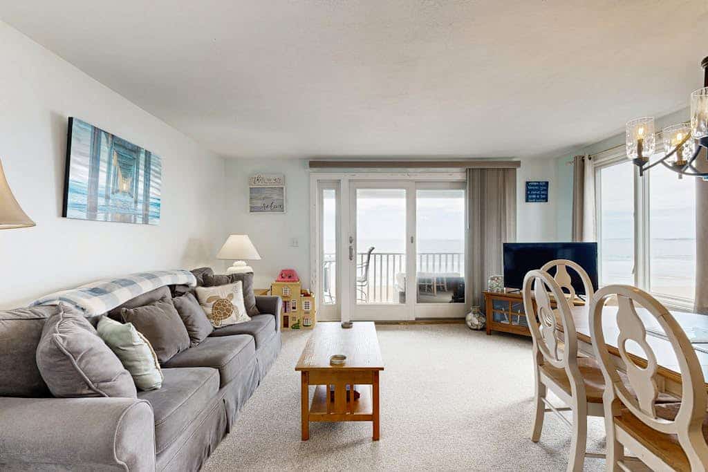 Amazing beachside condo w/private balcony/free WiFi/full kitchen - near Portland