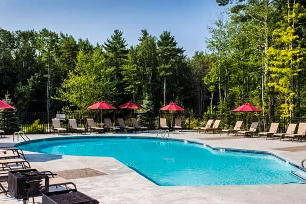 Adorable coastal escape near the beach with shared pool/hot tub & fast WiFi