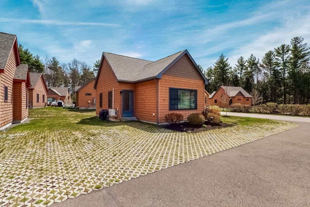 Adorable coastal escape near the beach with shared pool/hot tub & fast WiFi
