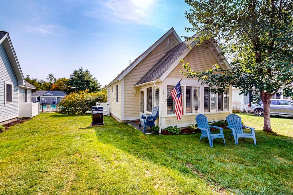 Beautiful Cottage at Summer Village with pool, hot tub, pickleball & game room