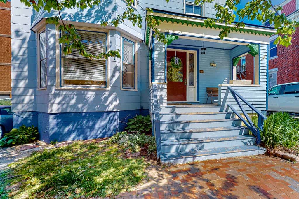 Inviting apartment with full kitchen, porch, convenient location, & fast WiFi