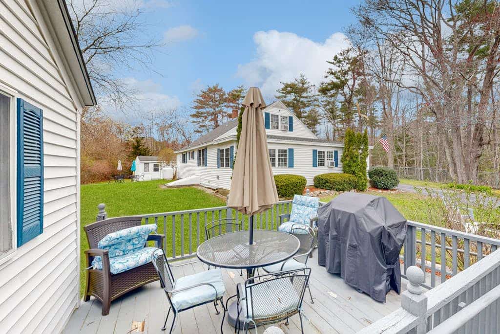 Cozy Cottage with Private Deck - Walk to Short Sands Beach
