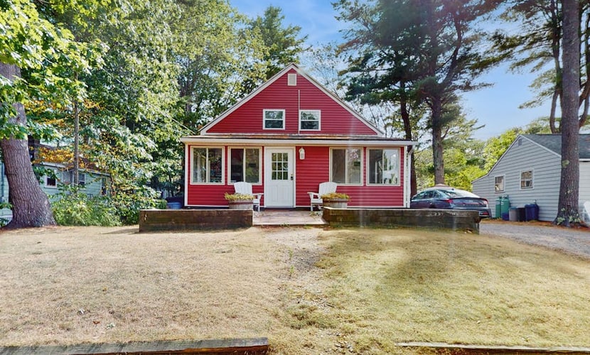 Charming York cottage close to beach with firepit & sunroom - dogs welcome