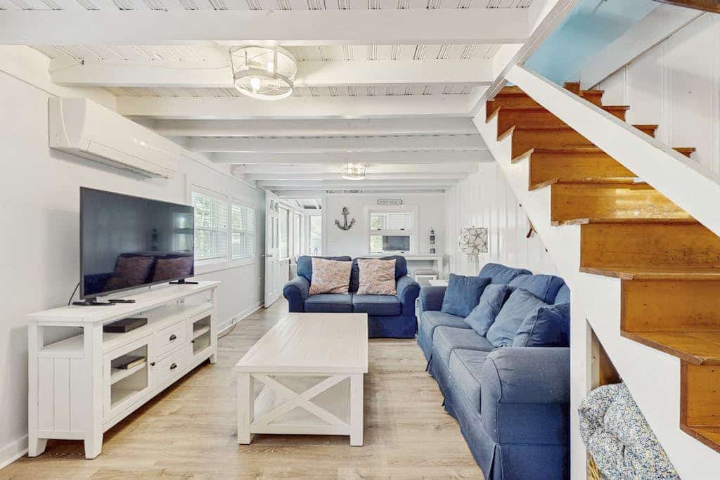 Charming York cottage close to beach with firepit & sunroom - dogs welcome