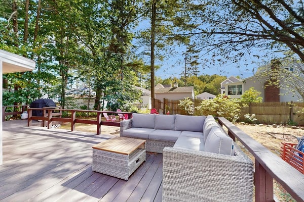 Charming York cottage close to beach with firepit & sunroom - dogs welcome