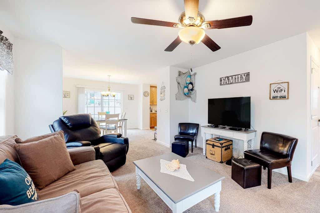 New home 3 blocks to Long Sands Beach with alfresco living