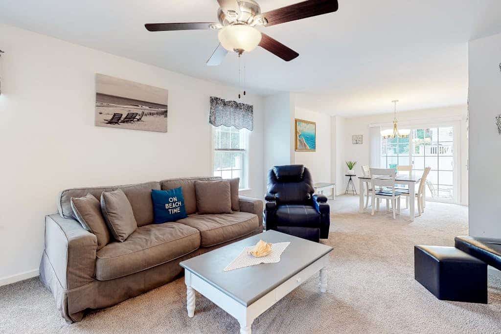 New home 3 blocks to Long Sands Beach with alfresco living
