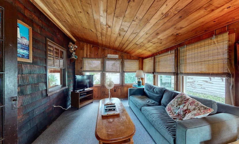 Family-friendly cottages w/gas grill, deck, lawn, great location near the ocean