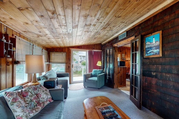 Family-friendly cottages w/gas grill, deck, lawn, great location near the ocean
