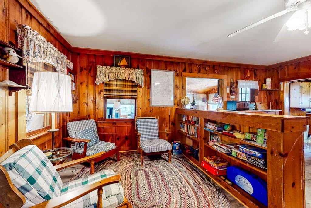 Rustic and well-equipped cottage w/gas grill, deck, large lawn - near the ocean