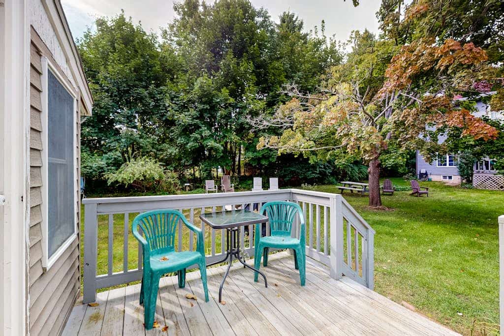 Rustic and well-equipped cottage w/gas grill, deck, large lawn - near the ocean