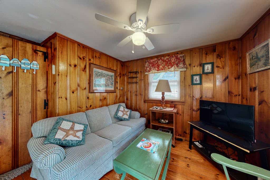 Rustic & well-equipped cottage near the ocean w/gas grill, deck w/chairs, & lawn