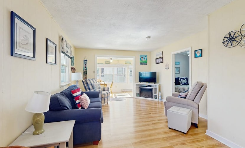 Cottage with deck & sunroom - steps to Long Sands Beach