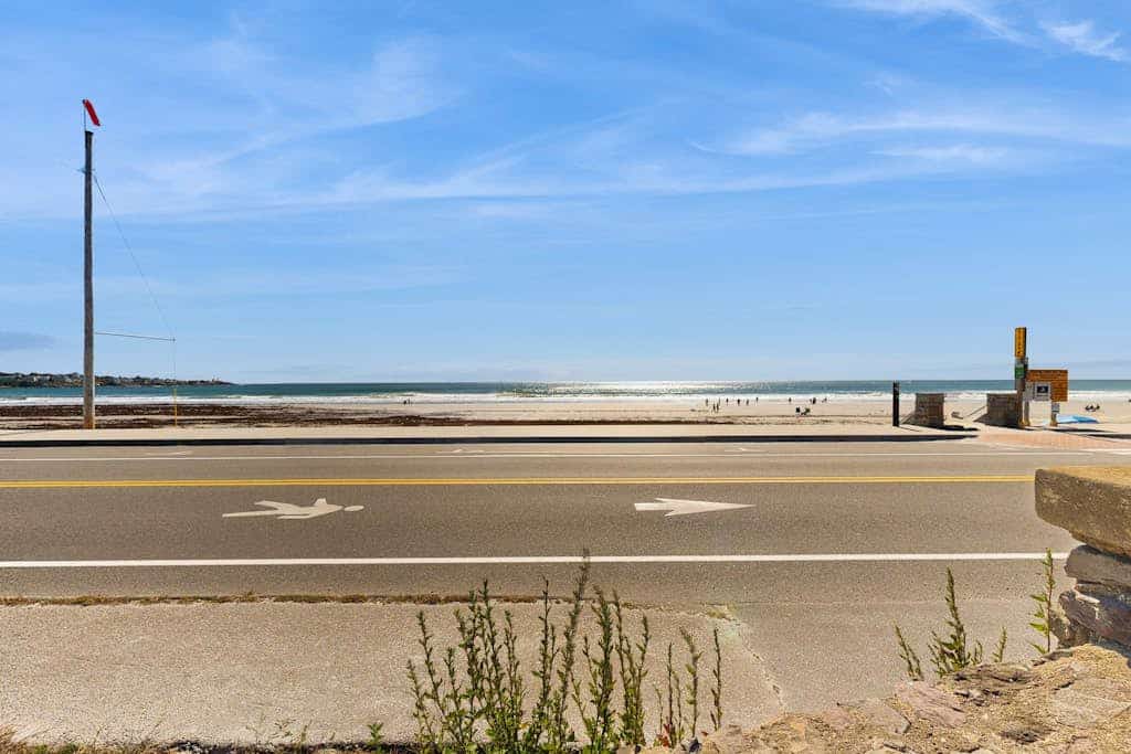 Cottage with deck & sunroom - steps to Long Sands Beach