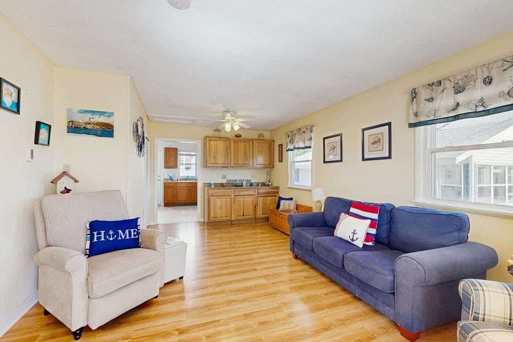 Cottage with deck & sunroom - steps to Long Sands Beach