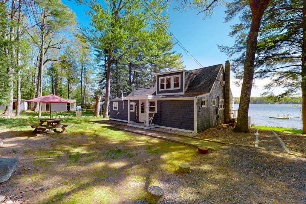 Charming lakefront cottage with a dock, WiFi, & washer/dryer - dogs welcome
