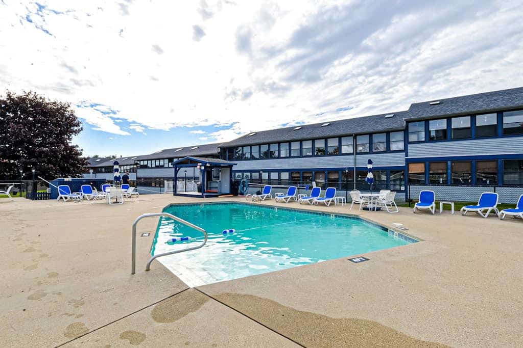 Updated condo 1 mile to beach w/pool, hot tub, tennis & access to EV chargers!