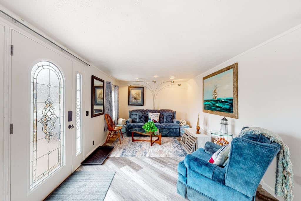 Adorable nautical home close to town, W/D, & streaming, dog friendly