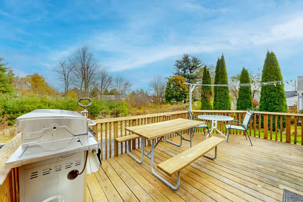 Adorable nautical home close to town, W/D, & streaming, dog friendly