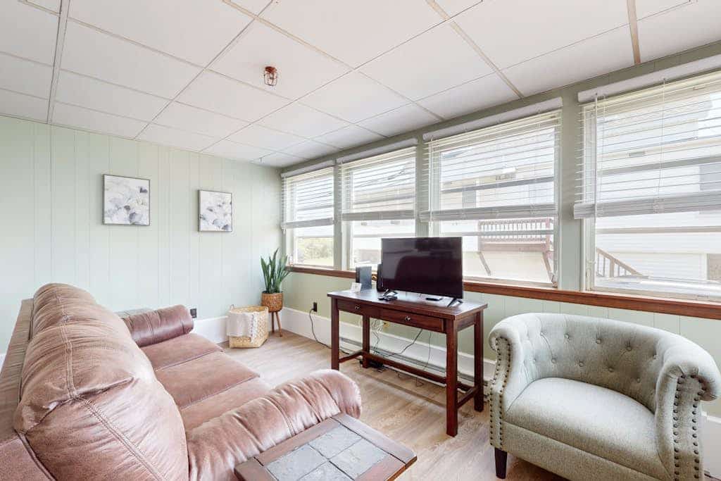 Sunlit & charming coastal retreat with deck - near golf - across from the beach