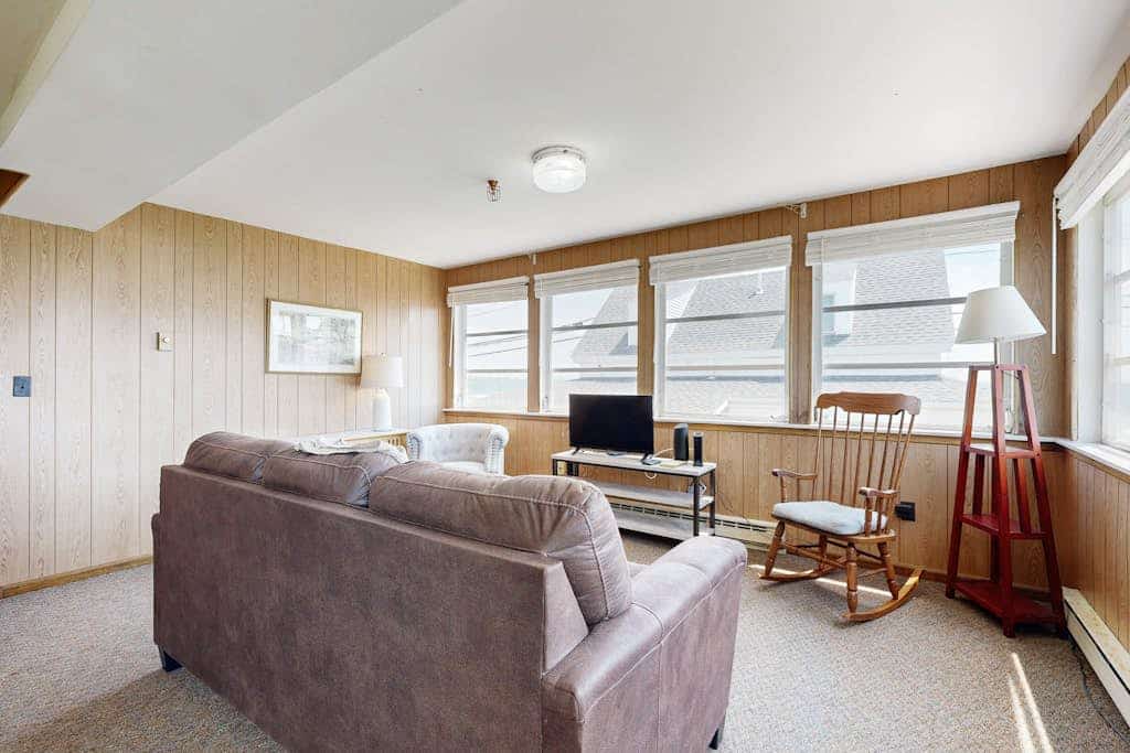 Sunlit & charming coastal retreat with deck & fast WiFi - near golf