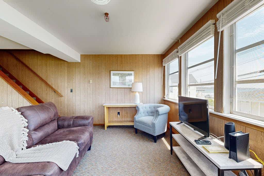 Sunlit & charming coastal retreat with deck & fast WiFi - near golf