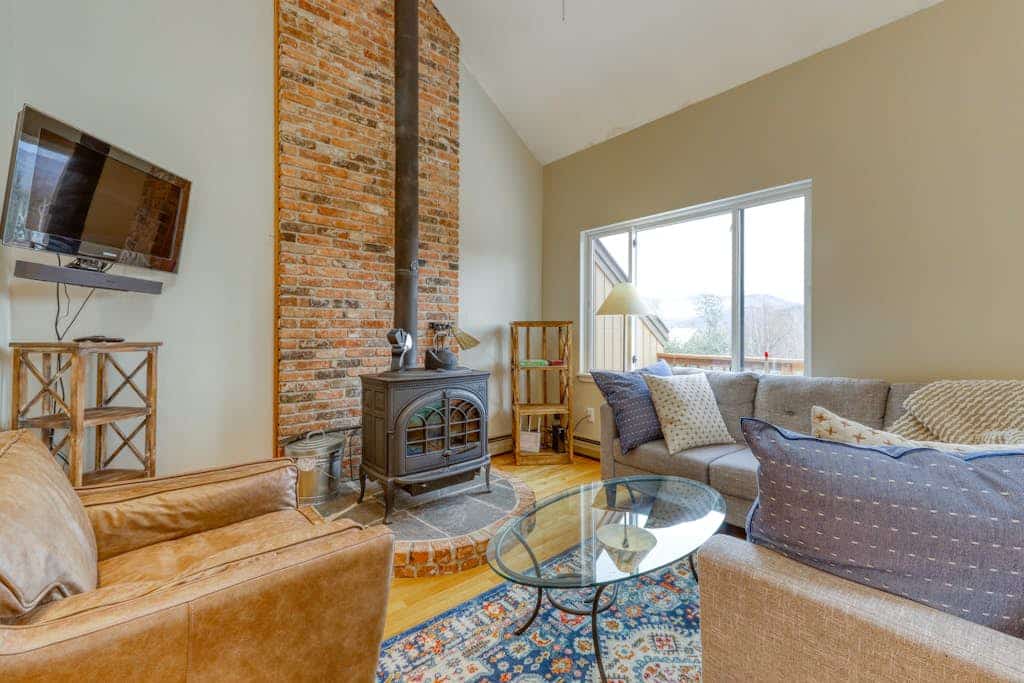 Beautiful townhome w/ mountain views from the deck, near skiing