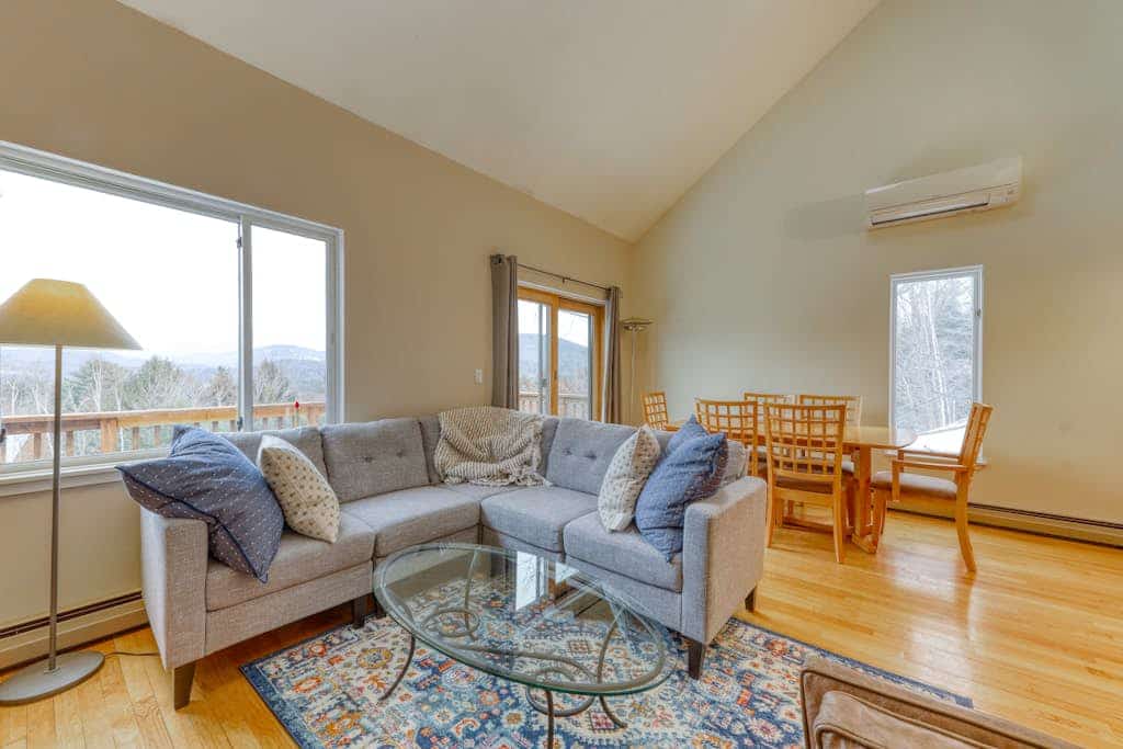 Beautiful townhome w/ mountain views from the deck, near skiing