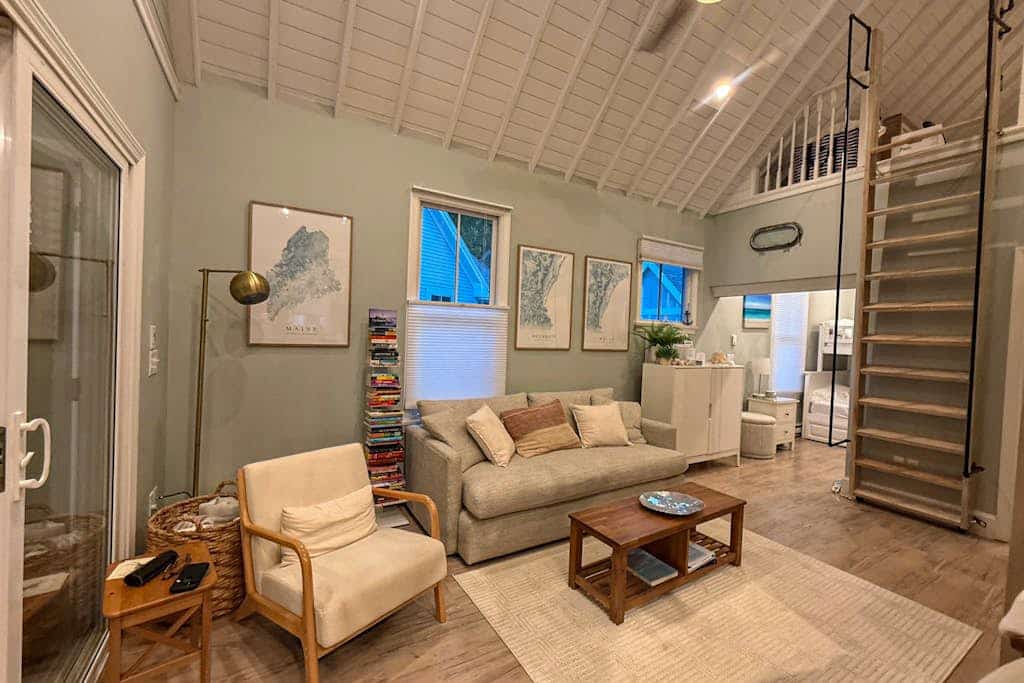 Cozy cottage with steps-to-the-pool access, fully equipped kitchen & beach gear