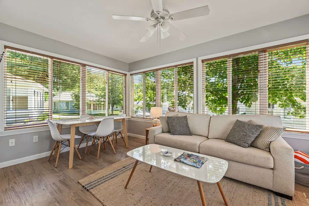 Cozy cottage with steps-to-the-pool access, fully equipped kitchen & beach gear