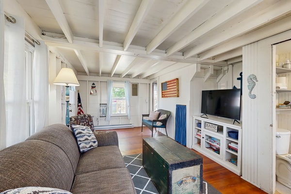 Quaint Cottage with Lobster Pot, Modern Amenities, and Several Beaches Nearby