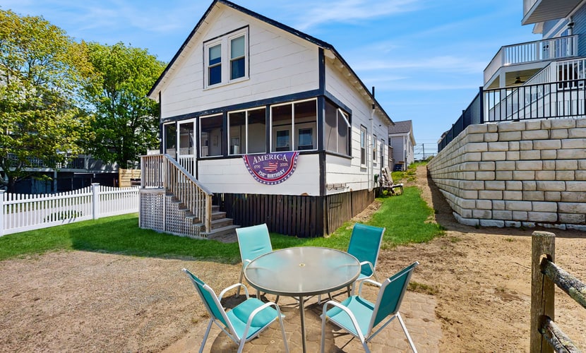 Quaint Cottage with Lobster Pot, Modern Amenities, and Several Beaches Nearby