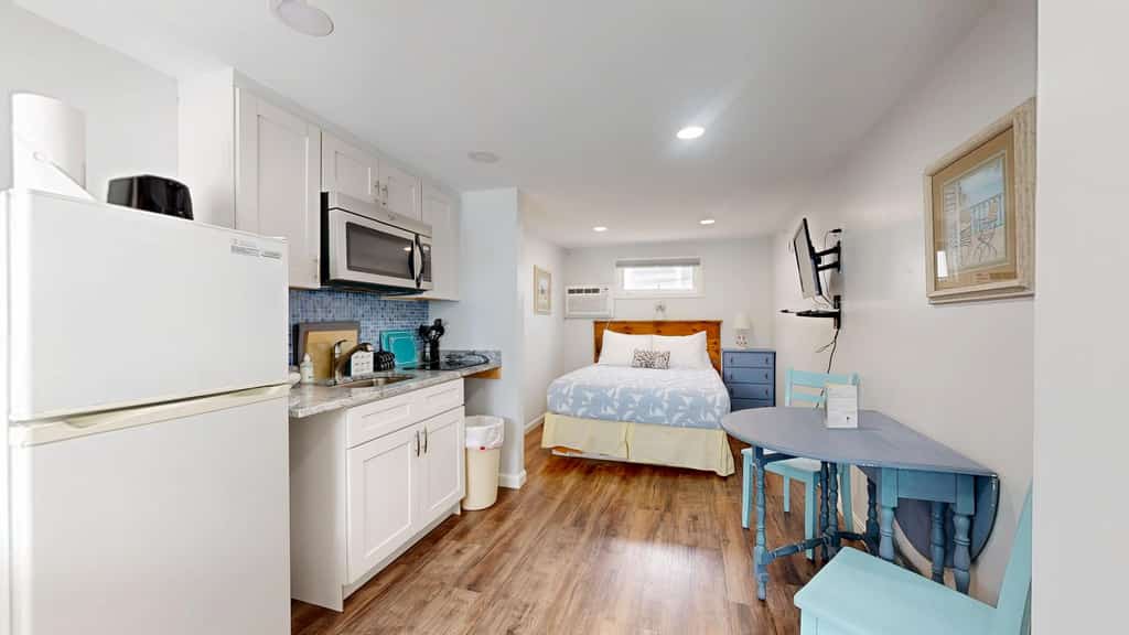 Bright studio with AC & kitchenette, just 50 yards from beach and Pier