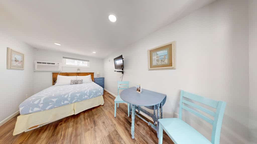 Bright studio with AC & kitchenette, just 50 yards from beach and Pier