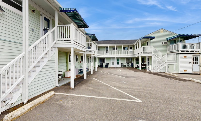 Bright studio with AC & kitchenette, just 50 yards from beach and Pier