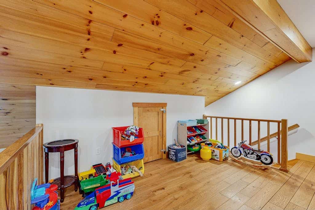Two-level Townhome with Gas Fireplace, Deck, and Grill - Amazing Location
