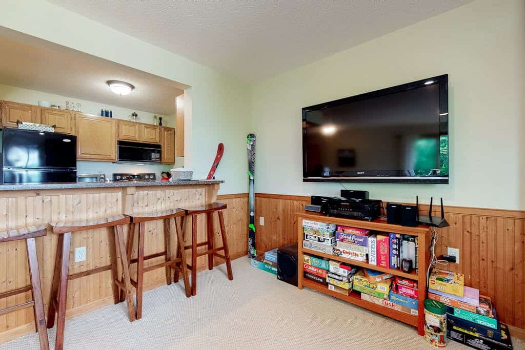 Mountain-view condo with deck,  W/D - close to ski/hike/shopping