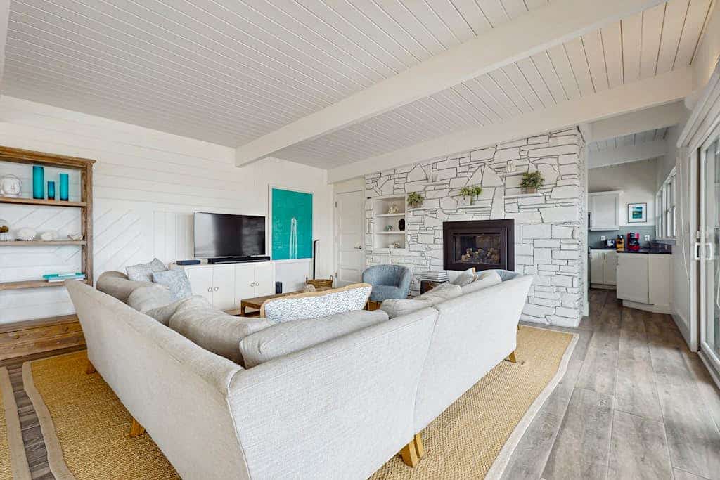 Elegant getaway with lovely deck, ocean & sunrise views, foosball & washer/dryer