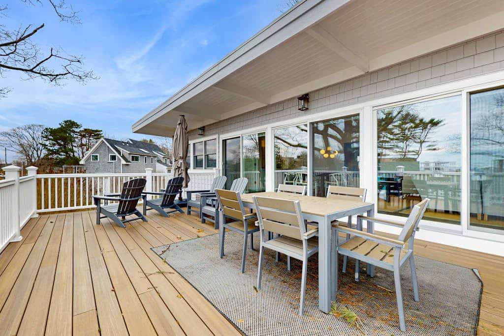 Elegant getaway with lovely deck, ocean & sunrise views, foosball & washer/dryer